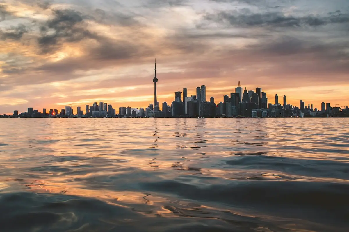 Đường chân trời Toronto với tháp CN bên hồ Ontario