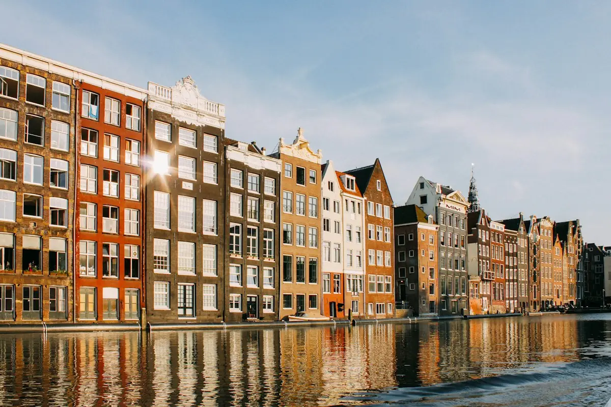 Những ngôi nhà nhiều màu sắc bên kênh đào ở Amsterdam