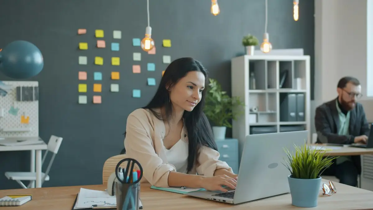 Một người làm việc trên máy tính xách tay trong văn phòng hiện đại