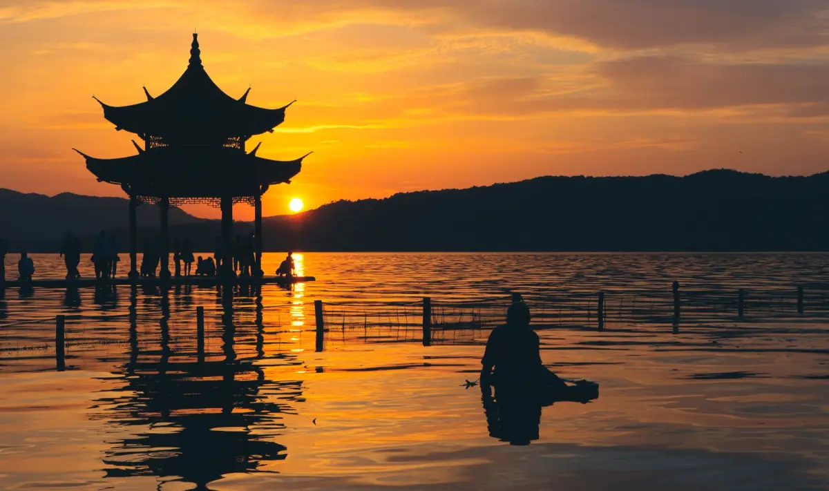 Tây Hồ Hàng Châu lúc hoàng hôn với bóng đình đài