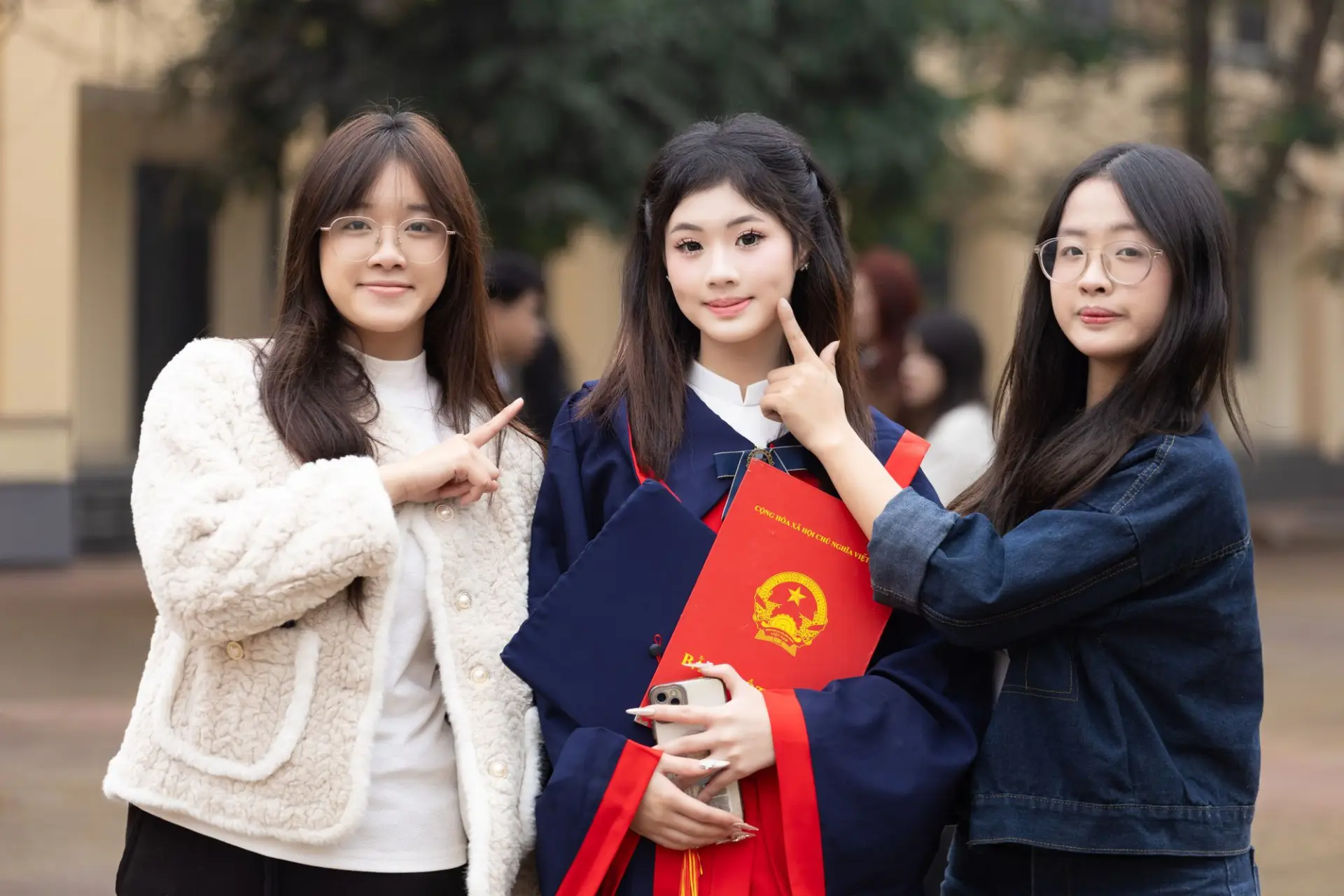 Ba bạn nữ trẻ chụp ảnh tốt nghiệp ngoài trời tại Hà Nội