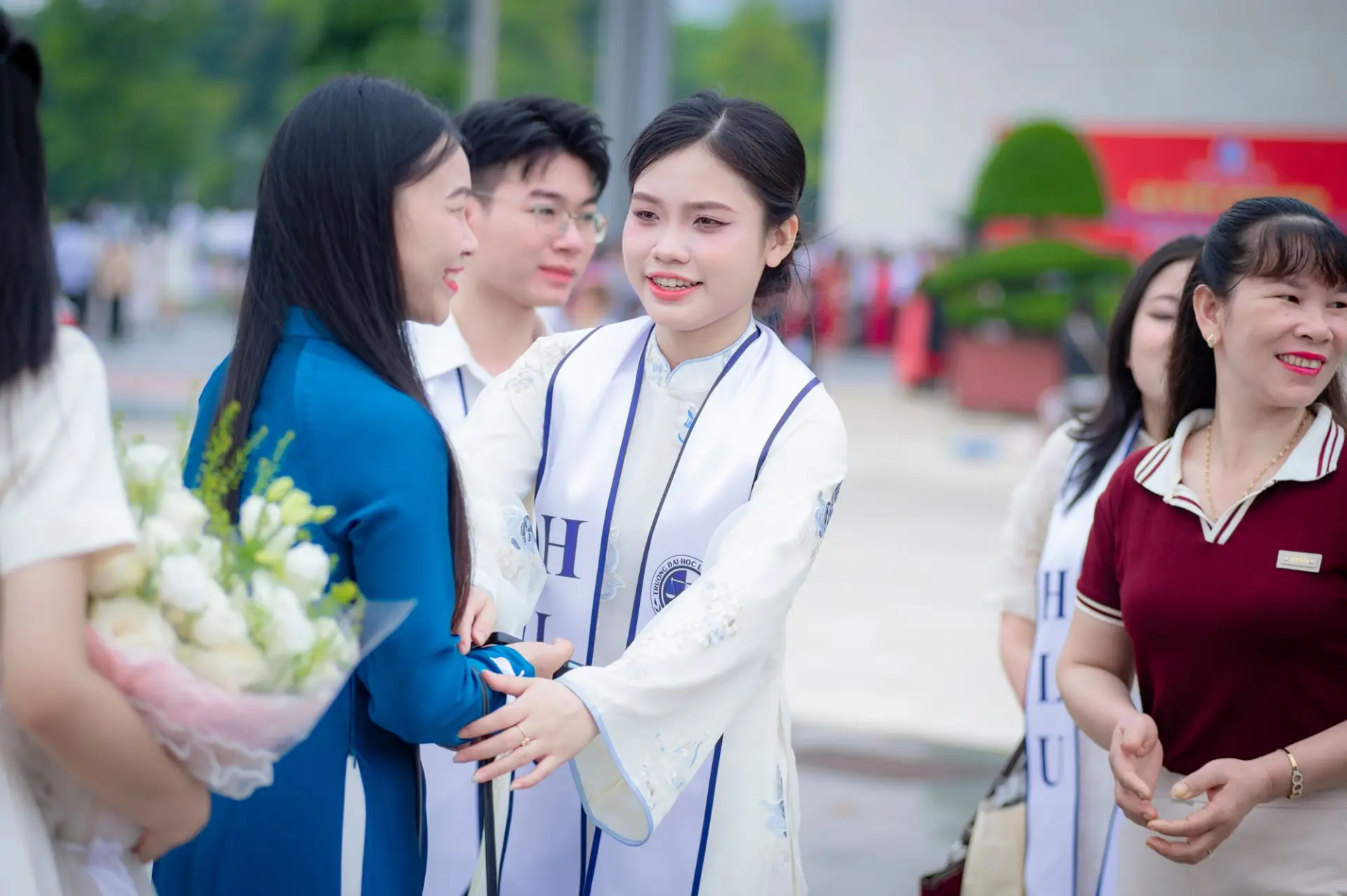 Sinh viên chúc mừng nhau trong ngày tốt nghiệp ở Hà Nội