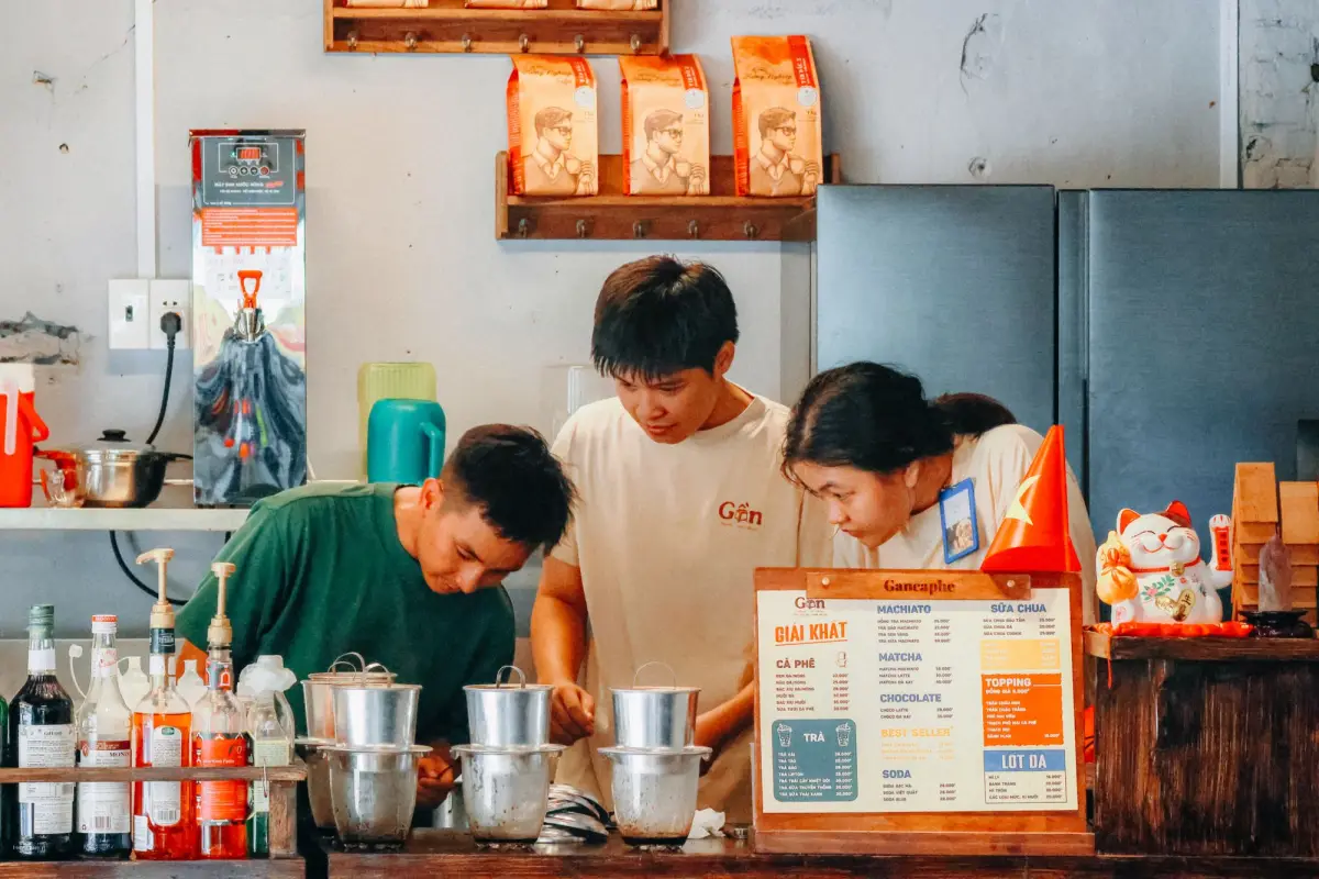 Nhóm bạn trẻ chuẩn bị đồ uống sau quầy cà phê